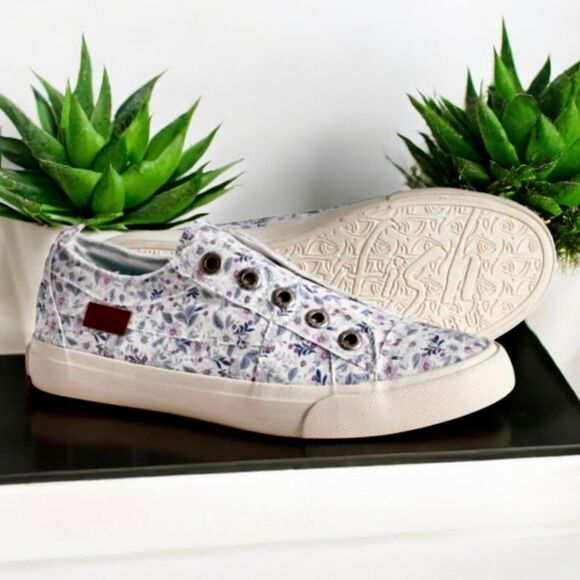 NWT Blowfish Mighty Canvas 8 Blue Floral White No shoelaces Memory foam Sneakers - Picture 1 of 11